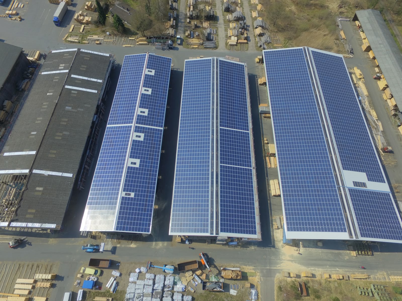 Großes Industriedach mit PV-Anlage – Luftaufnahme