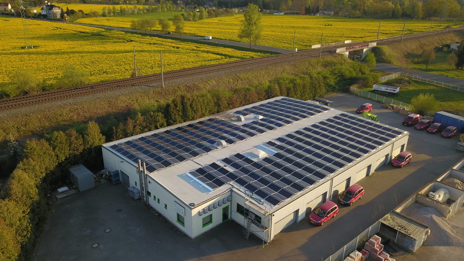 PV-Anlage auf Gewerbedach mit Sonnenuntergang