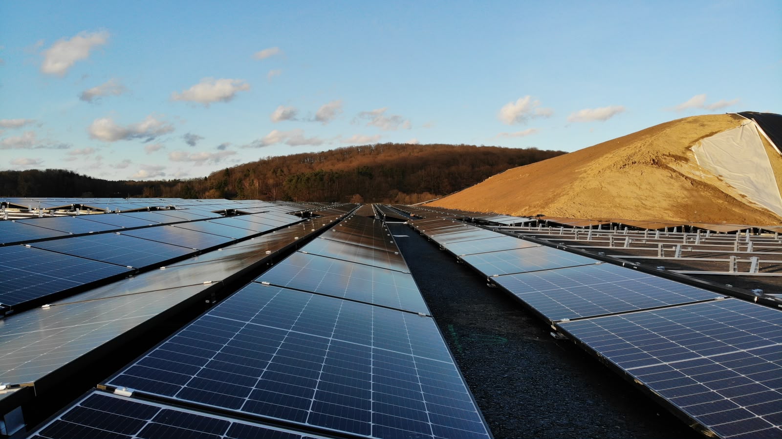 Photovoltaik-Module auf Industriedach – Weitwinkel
