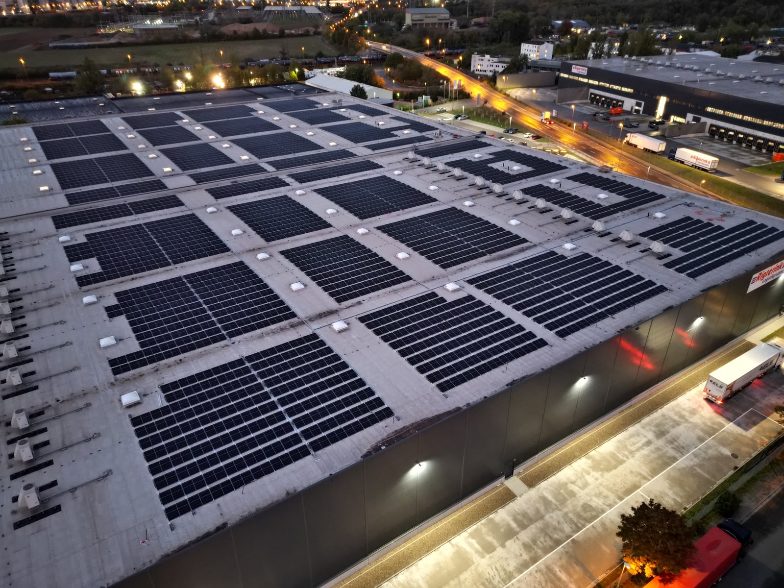 Großes Logistikdach mit PV – Nachtaufnahme