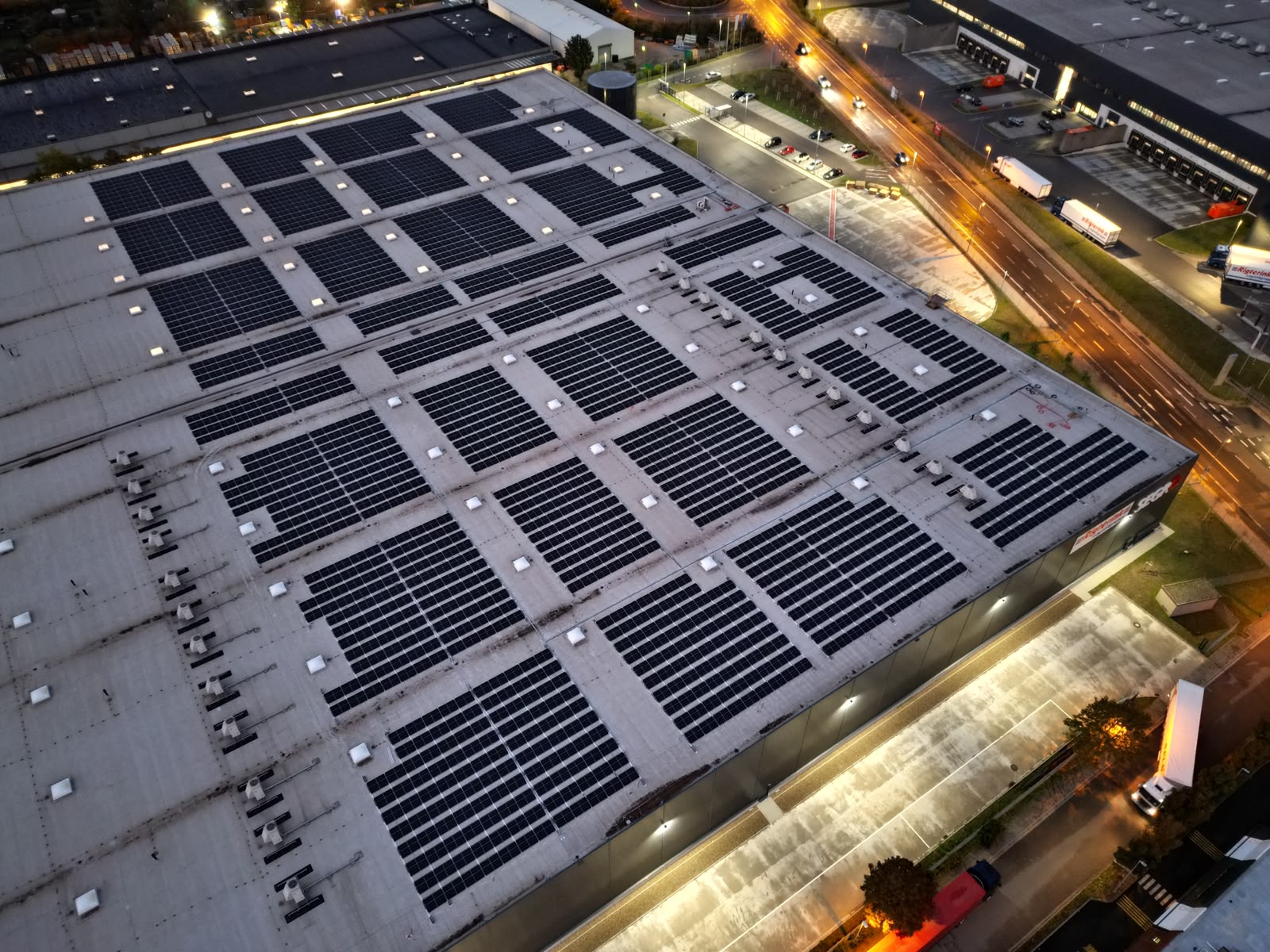 PV-Anlage Logistikgebäude bei Dämmerung