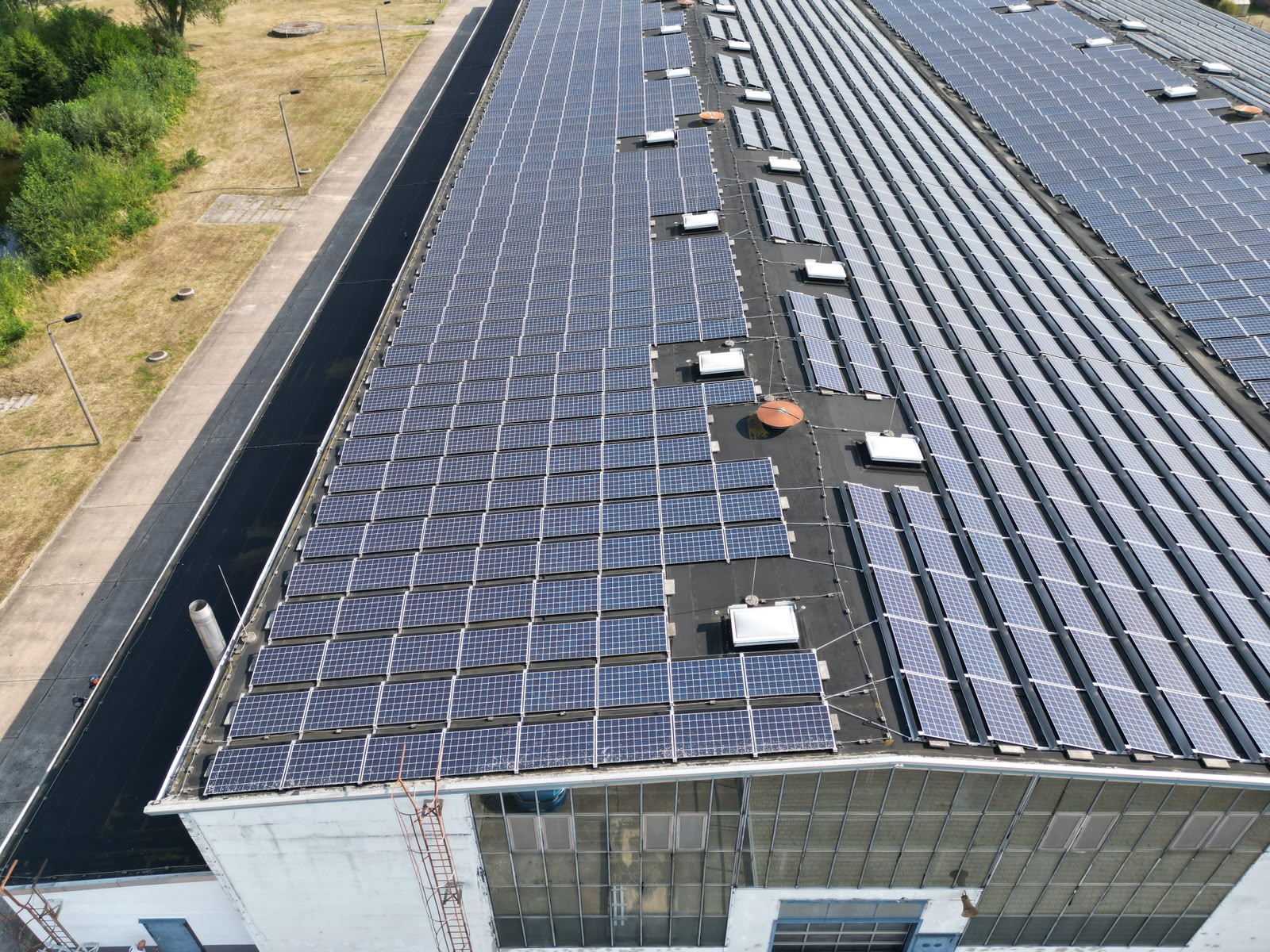 PV-Anlage auf Flachdach mit Begrünung